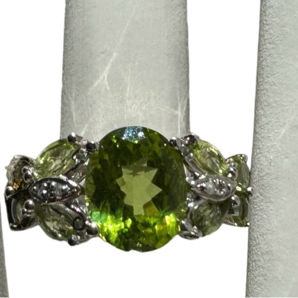 Beautiful chartreuse green peridot ring 💚 - Picture 7 of 16